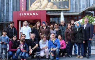 Flüchtlingsfamilien besuchen CARITAS-Ausstellung im Diözesanmusem Paderborn